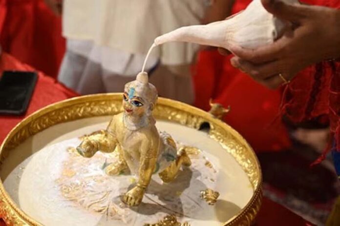 Laddu Gopal Seva Niyam: जानें लड्डू गोपाल के अभिषेक के बाद जल का क्या करें?