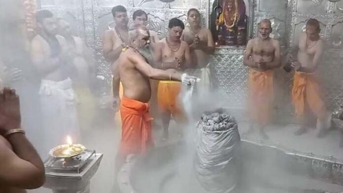 Mahakaleshwar Bhasm Aarti: भस्म आरती के बिना क्यों अधूरी है महाकाल की पूजा? Mahakaleshwar Bhasm Aarti: भस्म आरती के बिना क्यों अधूरी है महाकाल की पूजा?