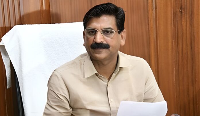 Minister Krishan Bedi का 'चौटाला परिवार' की सुरक्षा हटाने पर बड़ा बयान, बोले-रौब झाड़ने के लिए खामखां सुरक्षा ले रहे थे Minister Krishan Bedi का 'चौटाला परिवार' की सुरक्षा हटाने पर बड़ा बयान, बोले-रौब झाड़ने के लिए खामखां सुरक्षा ले रहे थे