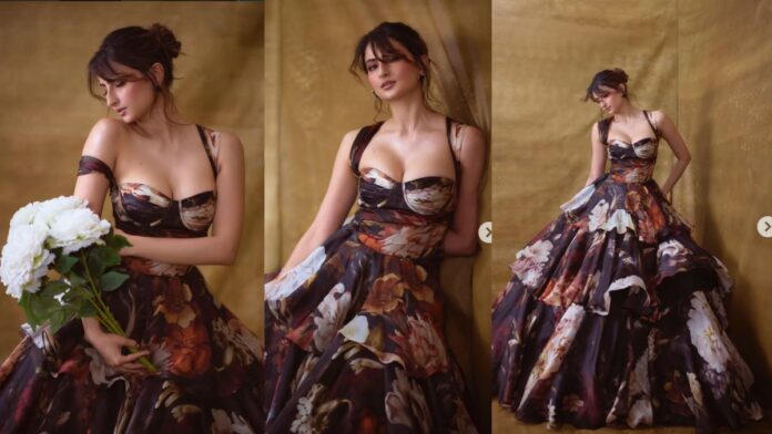 Palak Tiwari Gown Photos: पलक तिवारी के हुस्न का जादू, फ्लोरल गाउन में अदाओं से ढाया कहर Palak Tiwari Gown Photos: पलक तिवारी के हुस्न का जादू, फ्लोरल गाउन में अदाओं से ढाया कहर