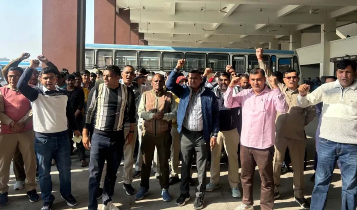 Roadways employees demonstrated at the bus stand.