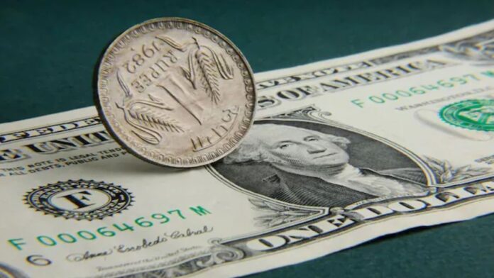 Rupee Hits Record Low: नहीं थम रही रुपये की फिसलन, डॉलर के मुकाबले टूटा रिकॉर्ड