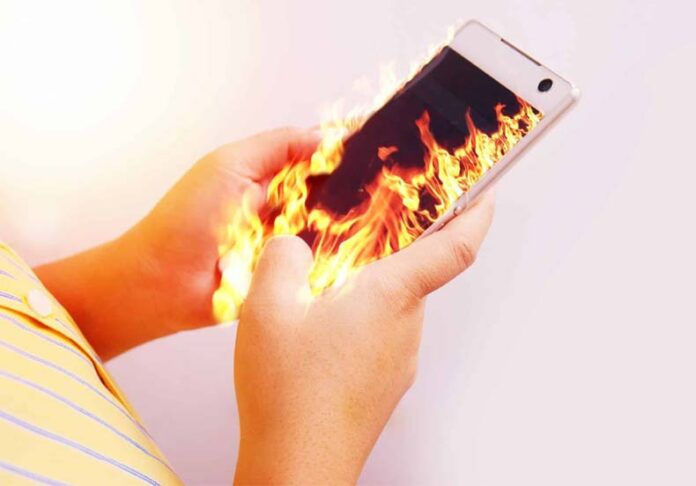 Smartphone Heats: जानें फोन ज्यादा क्यों होता है गर्म? Smartphone Heats: जानें फोन ज्यादा क्यों होता है गर्म?