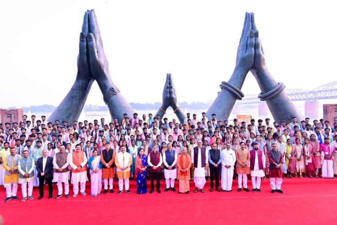 UP CM Yogi Adityanath की सुरक्षा में बड़ी चूक आई सामने, सुरक्षा घेरा तोड़ मंच तक पहुंचा शराबी UP CM Yogi Adityanath की सुरक्षा में बड़ी चूक आई सामने, सुरक्षा घेरा तोड़ मंच तक पहुंचा शराबी