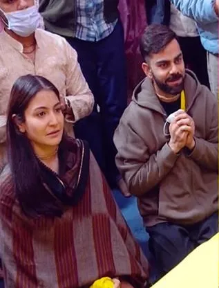 Anushka And Virat Kohli : भक्ति रस में डूबे अनुष्का और विराट कोहली, प्रेमानंद महाराज से आशीर्वाद लेते हुए वीडियो वायरल Anushka And Virat Kohli : भक्ति रस में डूबे अनुष्का और विराट कोहली, प्रेमानंद महाराज से आशीर्वाद लेते हुए वीडियो वायरल