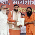 Kurukshetra News : थीम पार्क वैश्विक गीता पाठ : सीएम सैनी, स्वामी ज्ञानानंद महाराज और स्वामी रामदेव ने की शिरकत