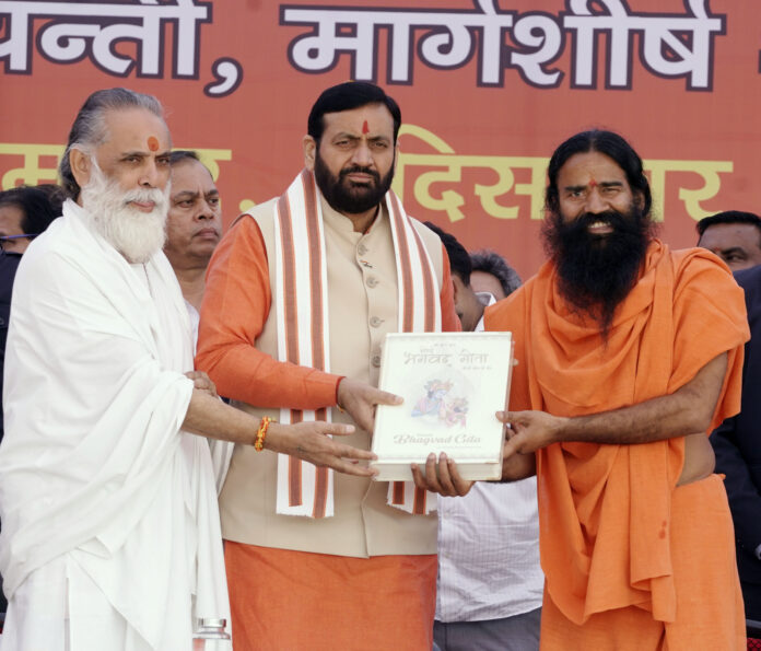 Kurukshetra News : थीम पार्क वैश्विक गीता पाठ : सीएम सैनी, स्वामी ज्ञानानंद महाराज और स्वामी रामदेव ने की शिरकत