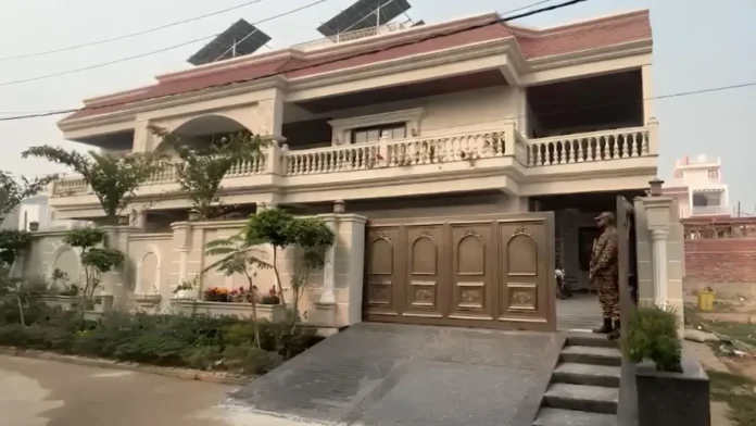 Uttar Pradesh Breaking : अगर यह एक कांस्टेबल का घर है, तो सोचिए…!! 'महलनुमा' घर को देख ED भी हैरान, पढ़ें क्या है पूरा मामला Uttar Pradesh Breaking : अगर यह एक कांस्टेबल का घर है, तो सोचिए…!! 'महलनुमा' घर को देख ED भी हैरान, पढ़ें क्या है पूरा मामला