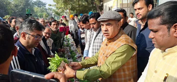 Faridabad News : नगर निगम द्वारा दीनदयाल उपाध्याय पार्क में वितरित किए गए 5 लाख फूलों के पौधे