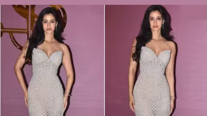 Disha Patani Hot Photo: व्हाइट बॉडीकॉन ड्रेस में दिशा पाटनी का किलर लुक, फिगर देख दीवाने हुए फैंस Disha Patani Hot Photo: व्हाइट बॉडीकॉन ड्रेस में दिशा पाटनी का किलर लुक, फिगर देख दीवाने हुए फैंस
