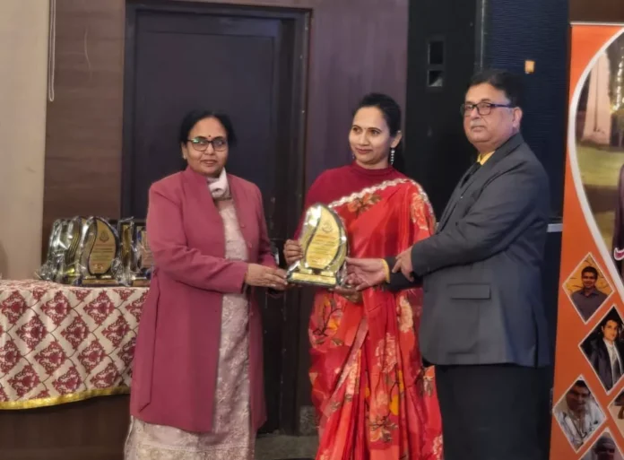 State Singing Competition : राज्य स्तरीय सिंगिंग प्रतियोगिता में डॉ. सविता कुमारी ने बढ़ाया फरीदाबाद का मान