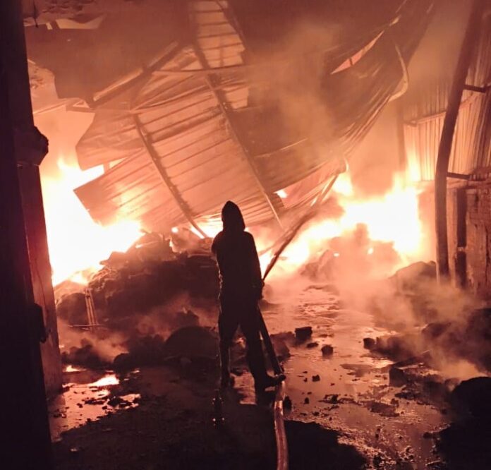 Bahadurgarh News : बहादुरगढ़ में केमिकल फैक्ट्री में लगी आग, साथ लगते रबर के गोदाम को भी लिया चपेट में