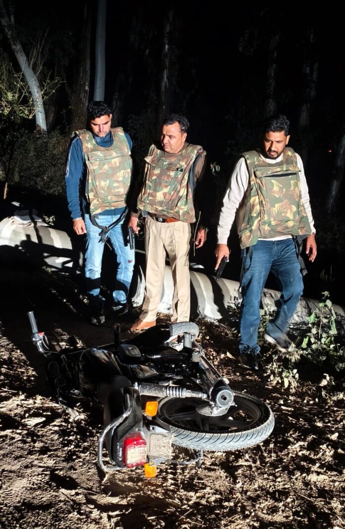 Jind News : नरवाना व्यापारी के शोरूम पर रंगदारी व गोली चलाने का मुख्य आरोपित मुठभेड़ के बाद गिरफ्तार Jind News : नरवाना व्यापारी के शोरूम पर रंगदारी व गोली चलाने का मुख्य आरोपित मुठभेड़ के बाद गिरफ्तार