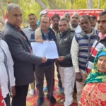 Sanitation Workers Protest : ग्रामीण सफाई कर्मियों ने मांगों को लेकर किया प्रदर्शन