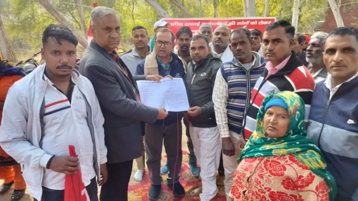 Rural sanitation workers demonstrated for their demands. Sanitation Workers Protest : ग्रामीण सफाई कर्मियों ने मांगों को लेकर किया प्रदर्शन