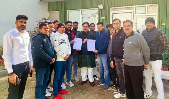 HKRN Employee : विश्वविद्यालय के एचकेआरएन कर्मचारियों ने डिप्टी स्पीकर को सौंपा ज्ञापन