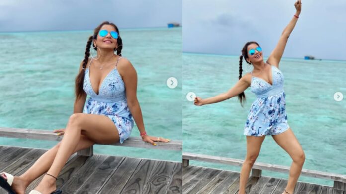 Monalisa Bold Look: डीपनेक शॉर्ट ड्रेस में मोनालिसा बनीं इंटरनेट सेंसेशन