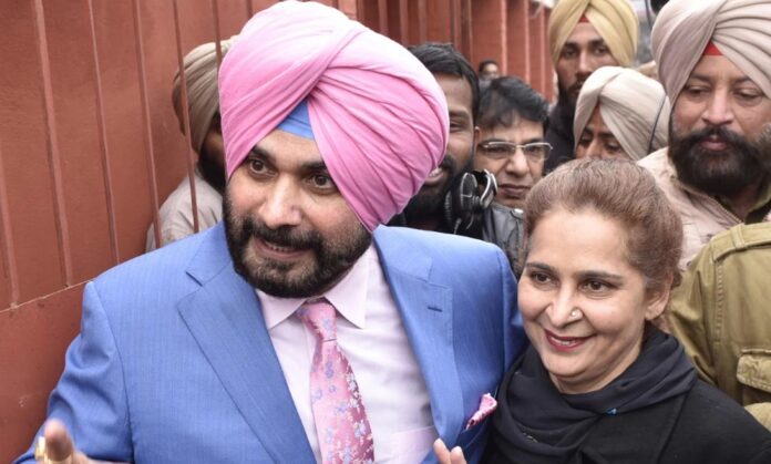 Punjab Breaking : नवजोत सिद्धू की पत्नी के बयान से पंजाब की राजनीति में हलचल, बोलीं - 'जो सूटकेस देता है, वही सीएम बनता है' Punjab Breaking : नवजोत सिद्धू की पत्नी के बयान से पंजाब की राजनीति में हलचल, बोलीं - 'जो सूटकेस देता है, वही सीएम बनता है'