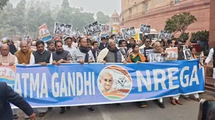 Parliament News: मनरेगा का नाम बदलने के विरोध में विपक्षी दलों ने संसद परिसर में निकाला मार्च Parliament News