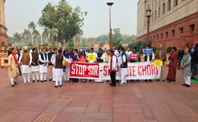 Parliament Winter Session Day 2: विपक्षी पार्टियों ने एसआईआर के खिलाफ किया विरोध प्रदर्शन Parliament Winter Session Day 2