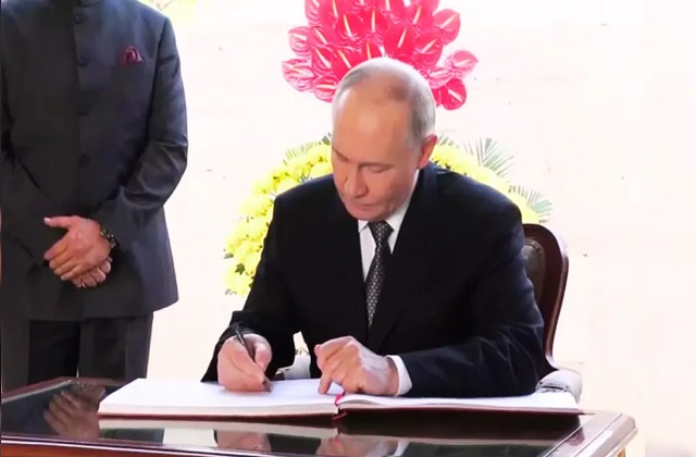 Russian President Vladimir Putin ने विज़िटर्स बुक में रुसी भाषा में लिखा विशेष नोट, रूस-भारत के संबंधों पर भी लिखी खास बात Russian President Vladimir Putin ने विज़िटर्स बुक में रुसी भाषा में लिखा विशेष नोट, रूस-भारत के संबंधों पर भी लिखी खास बात