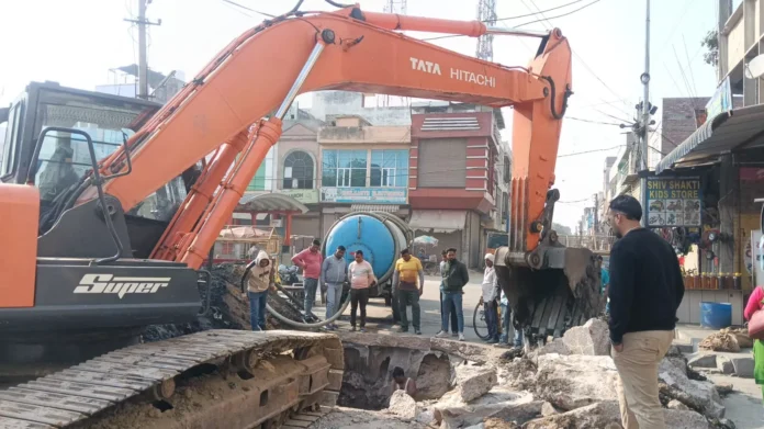 Jind News : धंसी सड़क पर शुरू हुआ युद्धस्तर पर मरम्मत कार्य