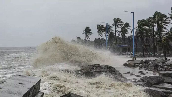 Cyclone Ditwah श्रीलंका ने IMF से लगाई मदद की गुहार, 639 लोगों की मौत,203 लापता,18 लाख से अधिक लोग प्रभावित